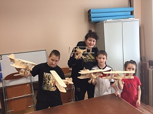 В Ханты-Мансийске воспитанники инклюзивной творческой лаборатории создали эскадрилью Ан-2